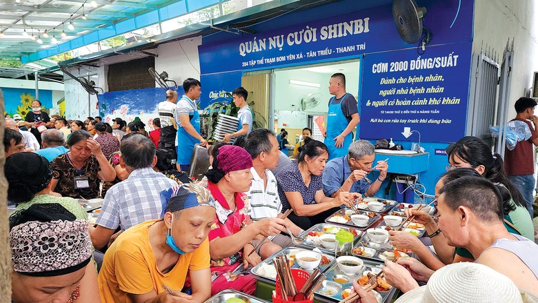 Những vị khách đặc biệt của quán cơm 2.000 đồng- Ảnh 1.