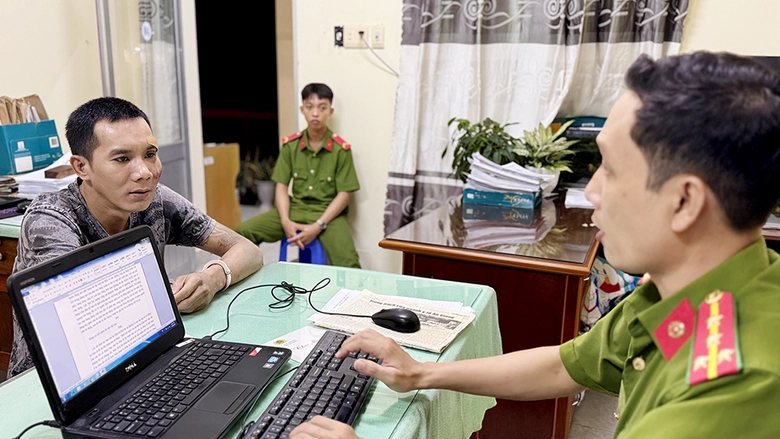 Tạm giam 2 đối tượng chống người thi h&agrave;nh c&ocirc;ng vụ ở An Giang - Ảnh 2.