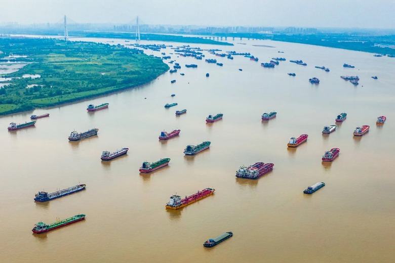&Ugrave;n tắc t&agrave;u thủy nghi&ecirc;m trọng xảy ra v&agrave;o đầu th&aacute;ng 6 tr&ecirc;n s&ocirc;ng Dương Tử, đoạn qua TP Vũ H&aacute;n (Hồ Bắc, Trung Quốc). (Ảnh: SCMP)