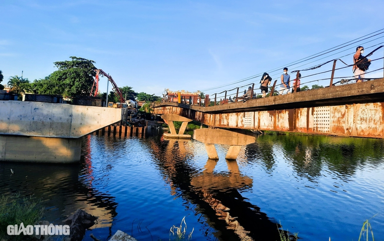 Cầu mới thay cầu cũ bị l&uacute;n v&otilde;ng cả m&eacute;t ở Quảng Trị ho&agrave;n th&agrave;nh trước 30/8- Ảnh 1.