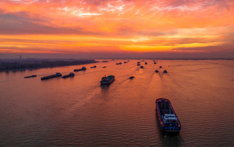 D&ugrave; lưu lượng hạn chế, &ugrave;n tắc thường xuy&ecirc;n xảy ra nhưng sản lượng h&agrave;ng h&oacute;a vận chuyển qua tuyến đường thủy s&ocirc;ng Dương Tử vẫn tăng 8% trong năm 2023. (Ảnh: SCMP)