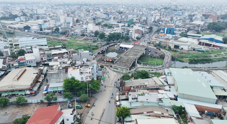 Ba dự &aacute;n ph&iacute;a T&acirc;y TP.HCM chậm tiến độ do vướng trụ điện, c&aacute;p viễn th&ocirc;ng- Ảnh 1.