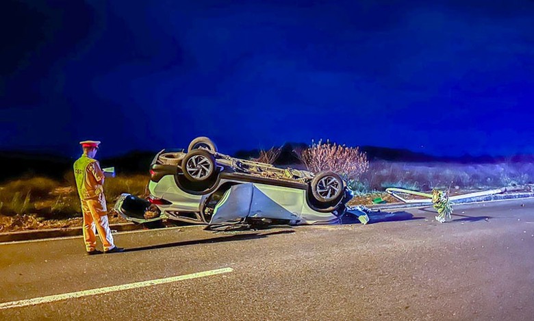 Chiếc taxi lật ngửa sau khi tông gãy trụ đèn - Ảnh: AB. Chiếc taxi lật ngửa sau khi tông gãy trụ đèn - Ảnh: AB.