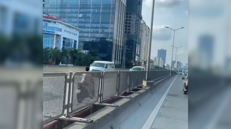 Khoảnh khắc người phụ nữ đi xe máy ngược chiều ở đường Vành đai 3 trên cao. Khoảnh khắc người phụ nữ đi xe máy ngược chiều ở đường Vành đai 3 trên cao.