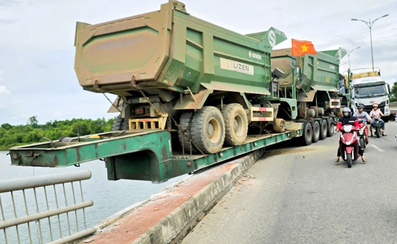 Sơ-mi rơ-mo&oacute;c chở 2 xe &ocirc; t&ocirc; tải nằm vắt vẻo tr&ecirc;n cầu An Lỗ.