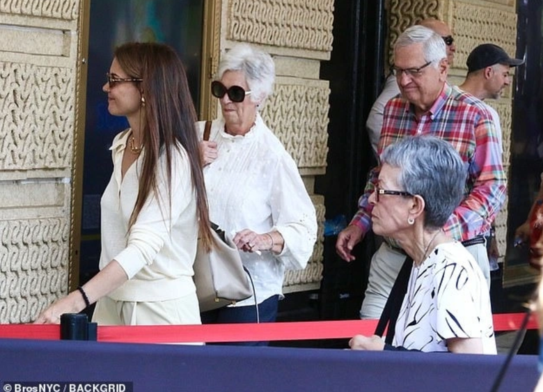 Bỏ họ cha, con g&aacute;i Tom Cruise rạng rỡ trong lễ tốt nghiệp, h&ocirc;n bạn trai giữa phố- Ảnh 2.