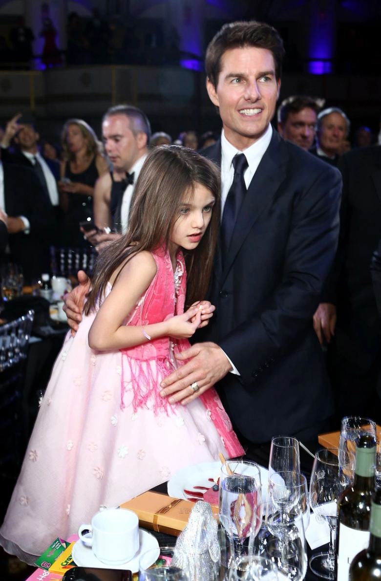 Bỏ họ cha, con g&aacute;i Tom Cruise rạng rỡ trong lễ tốt nghiệp, h&ocirc;n bạn trai giữa phố- Ảnh 4.