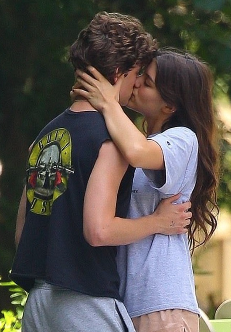 Bỏ họ cha, con g&aacute;i Tom Cruise rạng rỡ trong lễ tốt nghiệp, h&ocirc;n bạn trai giữa phố- Ảnh 6.