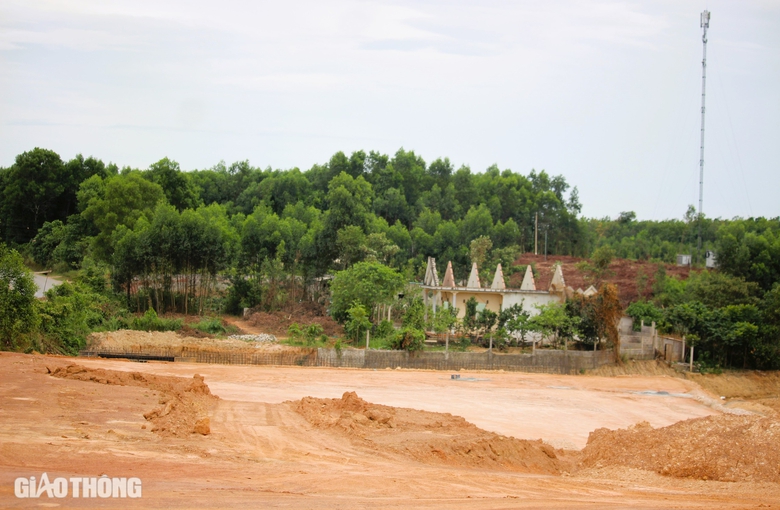 Cưỡng chế thu hồi đất thi công cao tốc Vạn Ninh - Cam Lộ- Ảnh 1. Cưỡng chế thu hồi đất thi công cao tốc Vạn Ninh - Cam Lộ- Ảnh 1.