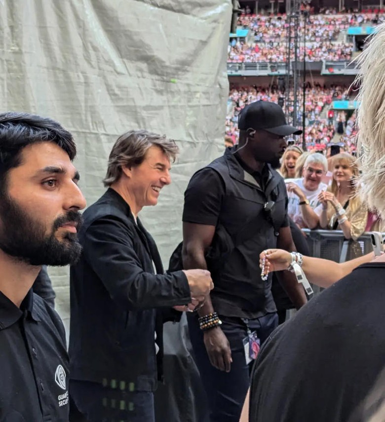 Bỏ họ cha, con g&aacute;i Tom Cruise rạng rỡ trong lễ tốt nghiệp, h&ocirc;n bạn trai giữa phố- Ảnh 3.