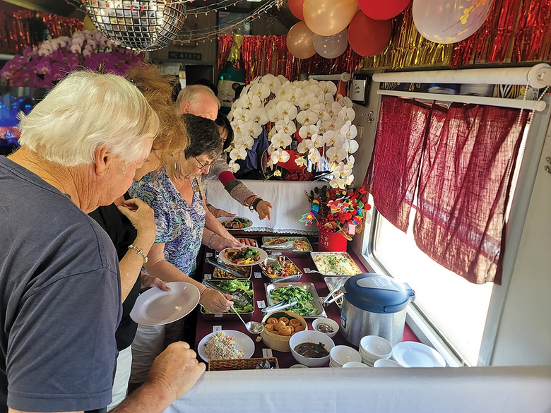 Chuyện bếp n&uacute;c tr&ecirc;n chuyến t&agrave;u trọn g&oacute;i- Ảnh 1.