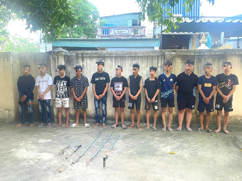 12 đối tượng đi xe m&aacute;y, mang dao ph&oacute;ng lợn tấn c&ocirc;ng người đi đường- Ảnh 1.
