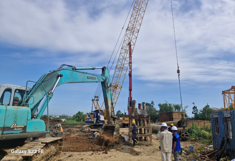 Quảng Ng&atilde;i y&ecirc;u cầu triển khai đồng loạt, đẩy nhanh tiến độ c&aacute;c dự &aacute;n trọng điểm- Ảnh 3.