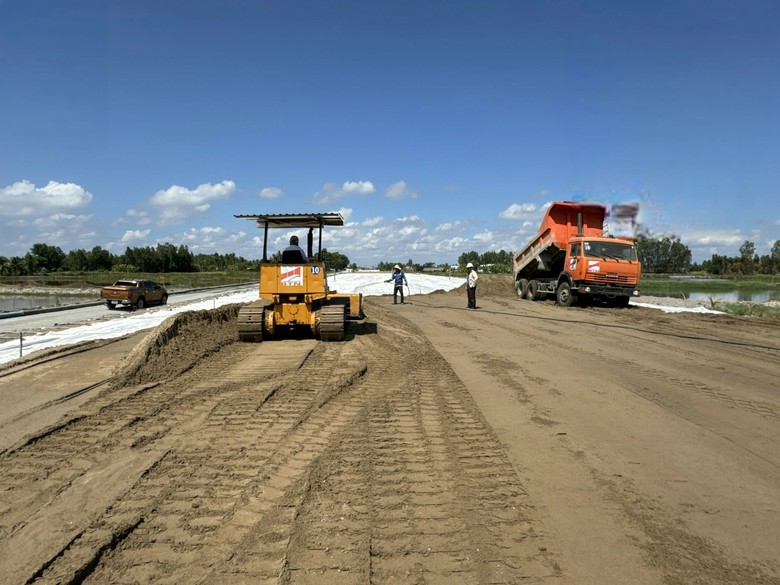 Khối lượng c&aacute;t về c&ocirc;ng trường hạn chế, cao tốc Cần Thơ - C&agrave; Mau vẫn chậm tiến độ- Ảnh 1.