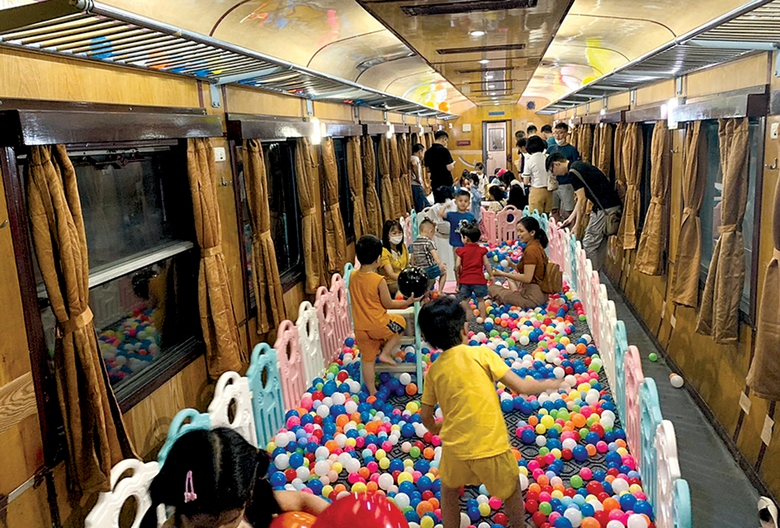 Chuyện bếp n&uacute;c tr&ecirc;n chuyến t&agrave;u trọn g&oacute;i- Ảnh 3.