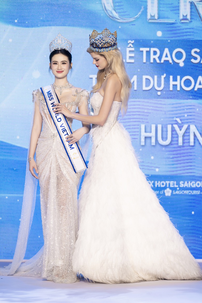 Đương kim Miss World Krystyna Pyszkov&aacute; d&agrave;nh lời khuy&ecirc;n g&igrave; cho hoa hậu Huỳnh Trần &Yacute; Nhi?- Ảnh 1.