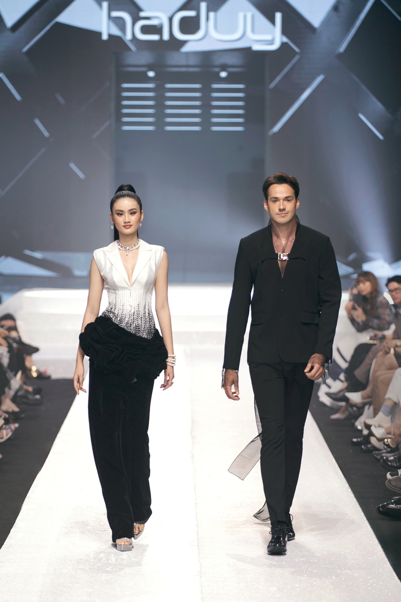 Hoa hậu &Yacute; Nhi s&aacute;nh đ&ocirc;i c&ugrave;ng Nam vương Thế giới Jack Heslewood- Ảnh 1.