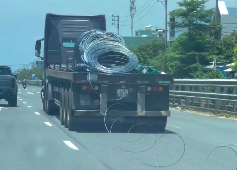 Phạt t&agrave;i xế xe đầu k&eacute;o chở th&eacute;p cuộn xổ xuống mặt QL1A qua Đ&agrave; Nẵng- Ảnh 1.