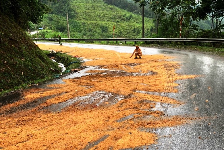 CSGT L&agrave;o Cai xử l&yacute; gấp vết dầu loang phục vụ người d&acirc;n v&agrave; học sinh- Ảnh 2.