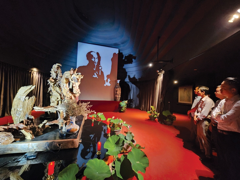 T&aacute;c giả m&oacute;n qu&agrave; tặng Tổng thống Putin kể chuyện lịch sử qua b&oacute;ng lũa- Ảnh 2.