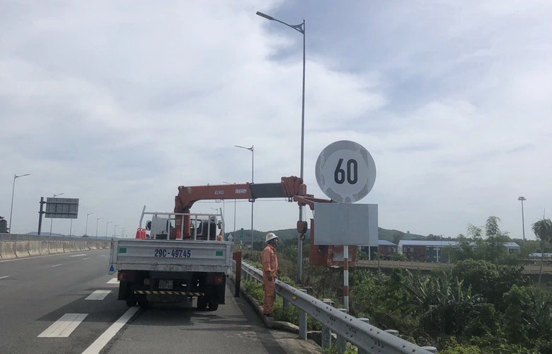 Khắc phục biển b&aacute;o mờ, bong tr&oacute;c tr&ecirc;n cao tốc Đ&agrave; Nẵng - Quảng Ng&atilde;i- Ảnh 8.