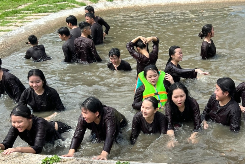 Nghỉ h&egrave;, c&aacute;c điểm du lịch ở Cần Thơ đ&ocirc;ng nghẹt du kh&aacute;ch nh&iacute;- Ảnh 3.