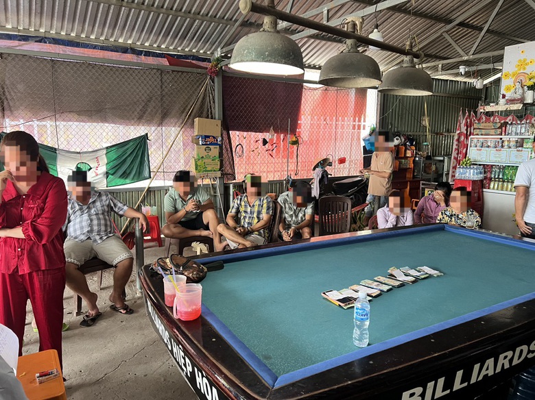 Ph&aacute;t hiện phụ nữ ở Vĩnh Long c&aacute; cược đ&aacute; g&agrave; ở Campuchia qua mạng- Ảnh 1.