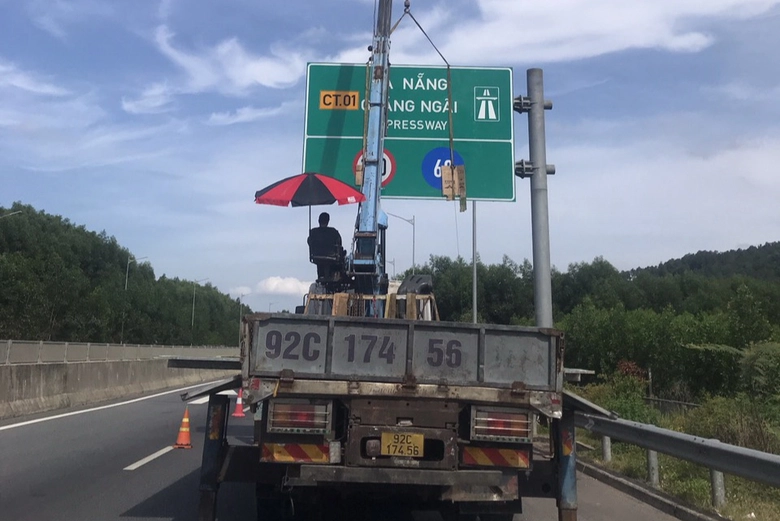 Khắc phục biển b&aacute;o mờ, bong tr&oacute;c tr&ecirc;n cao tốc Đ&agrave; Nẵng - Quảng Ng&atilde;i- Ảnh 3.