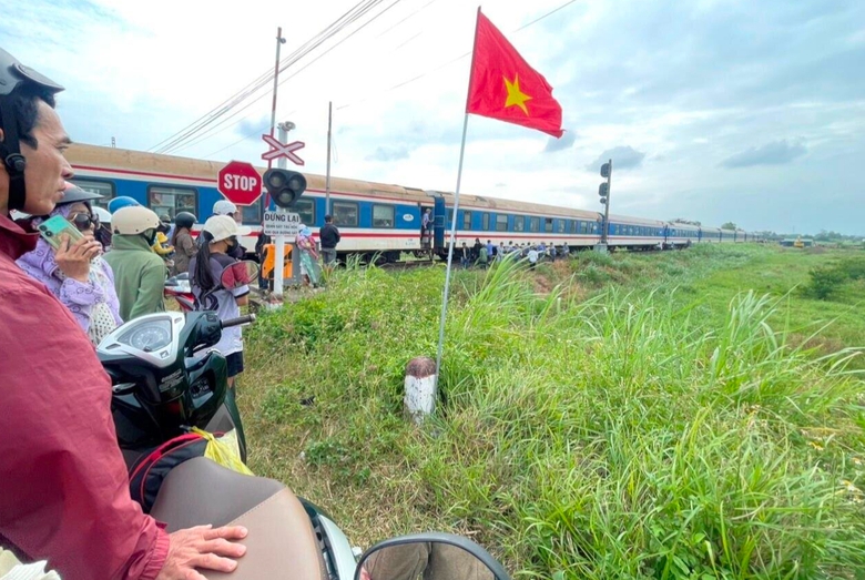 Nằm tr&ecirc;n đường ray, nam thanh ni&ecirc;n bị t&agrave;u t&ocirc;ng tử vong- Ảnh 1.
