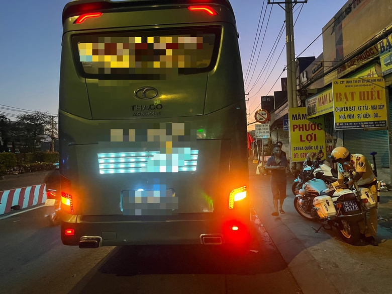 TP.HCM mạnh tay dẹp xe hợp đồng tr&aacute; h&igrave;nh, lập lại trật tự an to&agrave;n giao th&ocirc;ng- Ảnh 1.