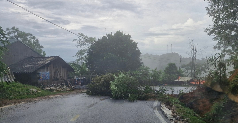 Hàng chục điểm sạt lở trên QL3 qua Cao Bằng sau mưa lớn- Ảnh 2. Hàng chục điểm sạt lở trên QL3 qua Cao Bằng sau mưa lớn- Ảnh 2.