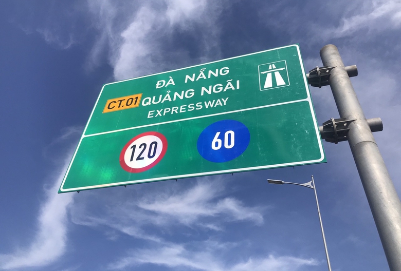 Khắc phục biển b&aacute;o mờ, bong tr&oacute;c tr&ecirc;n cao tốc Đ&agrave; Nẵng - Quảng Ng&atilde;i- Ảnh 10.