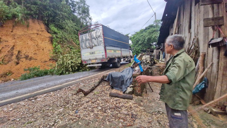Hàng chục điểm sạt lở trên QL3 qua Cao Bằng sau mưa lớn- Ảnh 1. Hàng chục điểm sạt lở trên QL3 qua Cao Bằng sau mưa lớn- Ảnh 1.