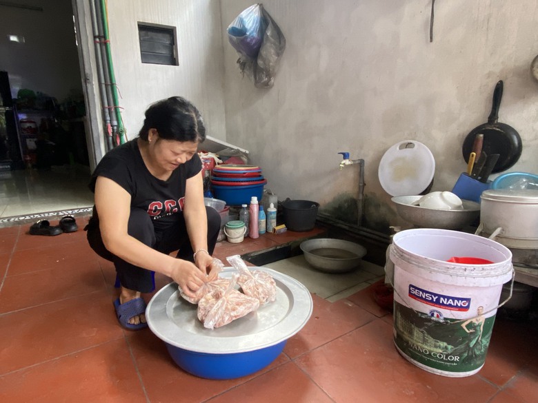 Chồng và con gái tử vong do TNGT, bà ngoại chật vật nuôi cháu từ 3 tháng tuổi- Ảnh 3. Chồng và con gái tử vong do TNGT, bà ngoại chật vật nuôi cháu từ 3 tháng tuổi- Ảnh 3.