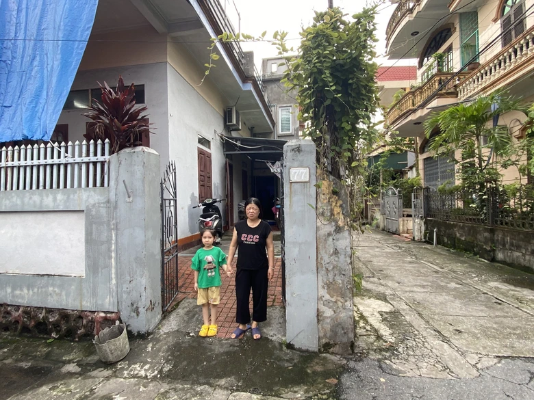 Chồng và con gái tử vong do TNGT, bà ngoại chật vật nuôi cháu từ 3 tháng tuổi- Ảnh 1. Chồng và con gái tử vong do TNGT, bà ngoại chật vật nuôi cháu từ 3 tháng tuổi- Ảnh 1.