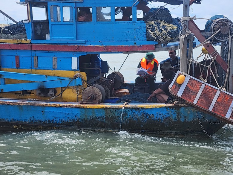 Đang trục vớt t&agrave;u c&aacute; gặp nạn tr&ecirc;n v&ugrave;ng biển Cần Giờ- Ảnh 2.