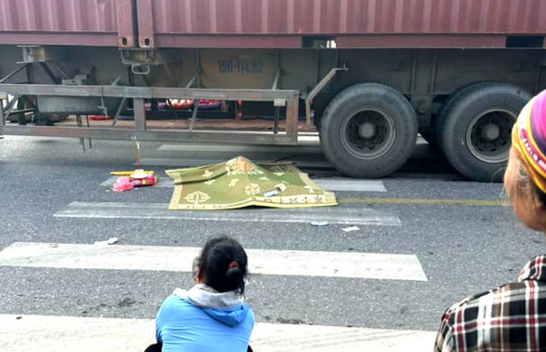 V&igrave; sự bất cẩn của người kh&aacute;c m&agrave; người phụ nữ bị xe container c&aacute;n tử vong.