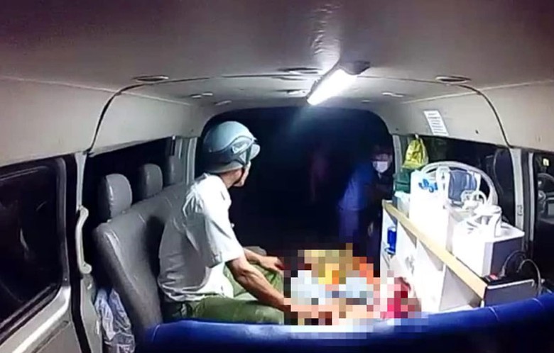 T&agrave;i xế được đưa đi cấp cứu nhưng đ&atilde; tử vong sau va chạm với xe ben.