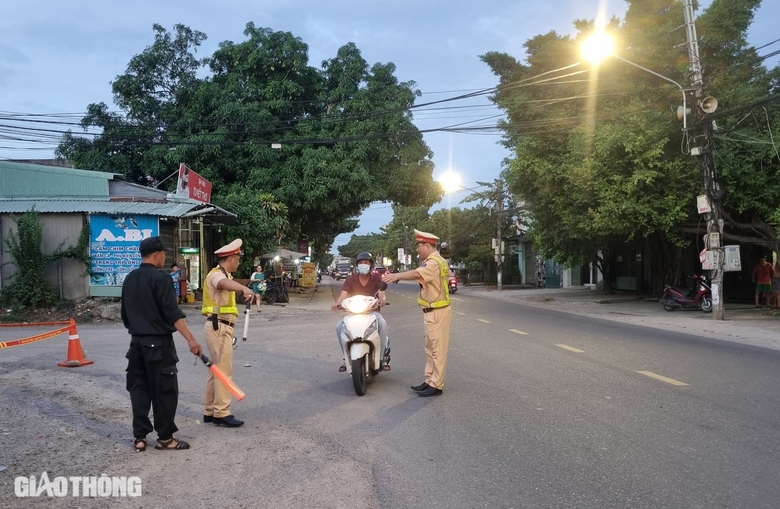 3 người uống 1 l&iacute;t rượu, người đ&agrave;n &ocirc;ng d&iacute;nh nồng độ cồn kịch khung- Ảnh 1.