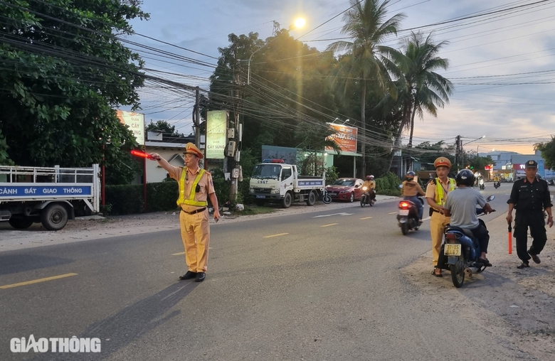 3 người uống 1 l&iacute;t rượu, người đ&agrave;n &ocirc;ng d&iacute;nh nồng độ cồn kịch khung- Ảnh 2.