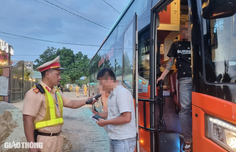3 người uống 1 l&iacute;t rượu, người đ&agrave;n &ocirc;ng d&iacute;nh nồng độ cồn kịch khung- Ảnh 8.