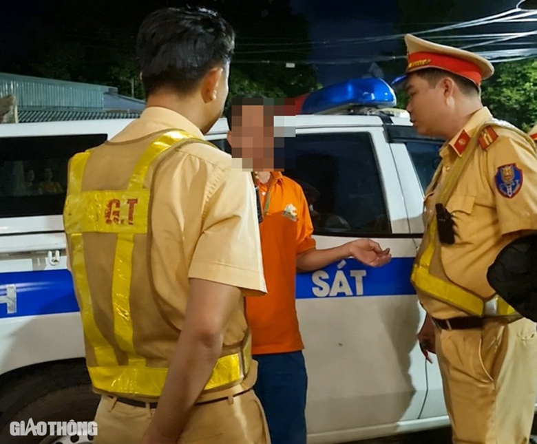 3 người uống 1 l&iacute;t rượu, người đ&agrave;n &ocirc;ng d&iacute;nh nồng độ cồn kịch khung- Ảnh 7.