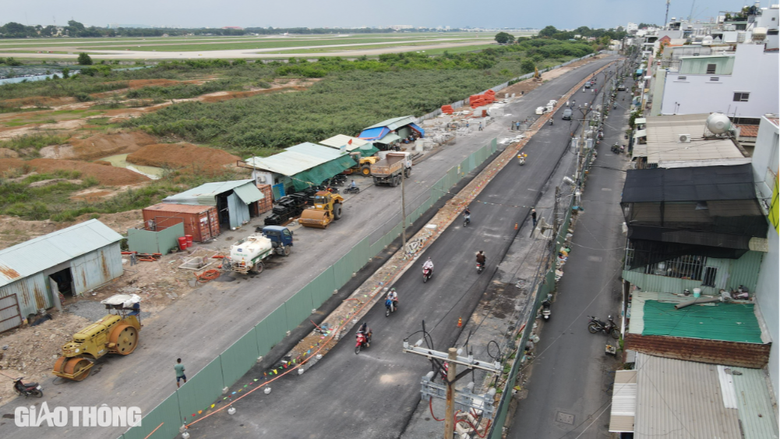 Người đi đường ngỡ ng&agrave;ng khi thấy r&otilde; m&aacute;y bay cất c&aacute;nh từ T&acirc;n Sơn Nhất- Ảnh 2.