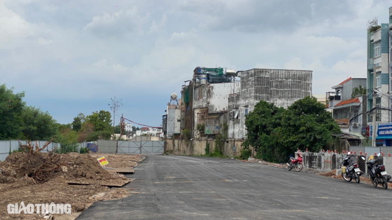 Người đi đường ngỡ ng&agrave;ng khi thấy r&otilde; m&aacute;y bay cất c&aacute;nh từ T&acirc;n Sơn Nhất- Ảnh 8.