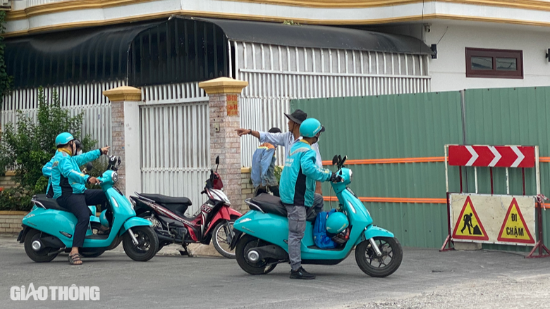 Người đi đường ngỡ ng&agrave;ng khi thấy r&otilde; m&aacute;y bay cất c&aacute;nh từ T&acirc;n Sơn Nhất- Ảnh 6.