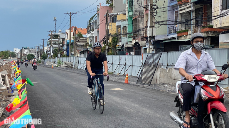 Người đi đường ngỡ ng&agrave;ng khi thấy r&otilde; m&aacute;y bay cất c&aacute;nh từ T&acirc;n Sơn Nhất- Ảnh 5.