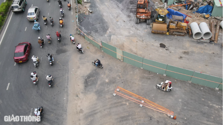 Người đi đường ngỡ ng&agrave;ng khi thấy r&otilde; m&aacute;y bay cất c&aacute;nh từ T&acirc;n Sơn Nhất- Ảnh 4.