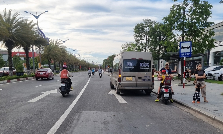 Xe kh&aacute;ch thi nhau bỏ bến, v&ocirc; tư hoạt động quanh bến xe Quy Nhơn- Ảnh 2.