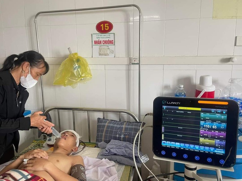 Lời khẩn cầu của người mẹ ngh&egrave;o c&oacute; con nằm h&ocirc;n m&ecirc; sau tai nạn- Ảnh 2.