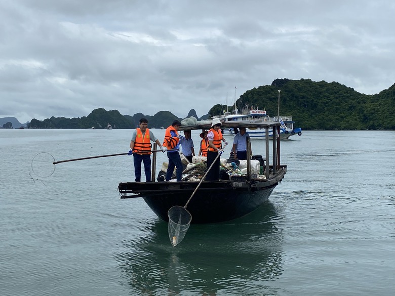 Một buổi dọn r&aacute;c của những ph&oacute;ng vi&ecirc;n, nh&agrave; b&aacute;o tr&ecirc;n vịnh Hạ Long- Ảnh 1.